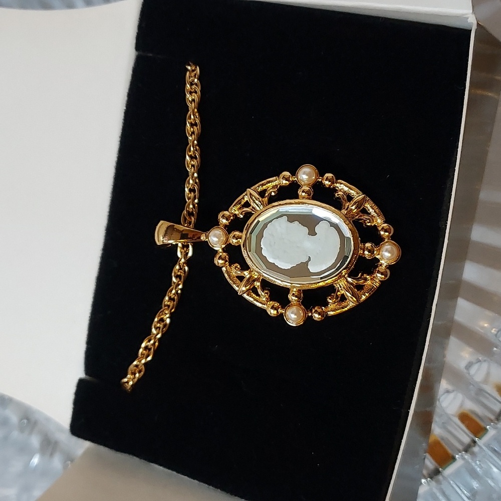 Avon Cameo Style Pendant and Chain 1997